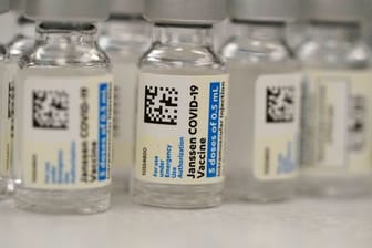 Fläschchen des Corona-Impfstoffs von Johnson & Johnson stehen in der Apotheke des National Jewish Hospital zur Verteilung im Osten von Denver.
