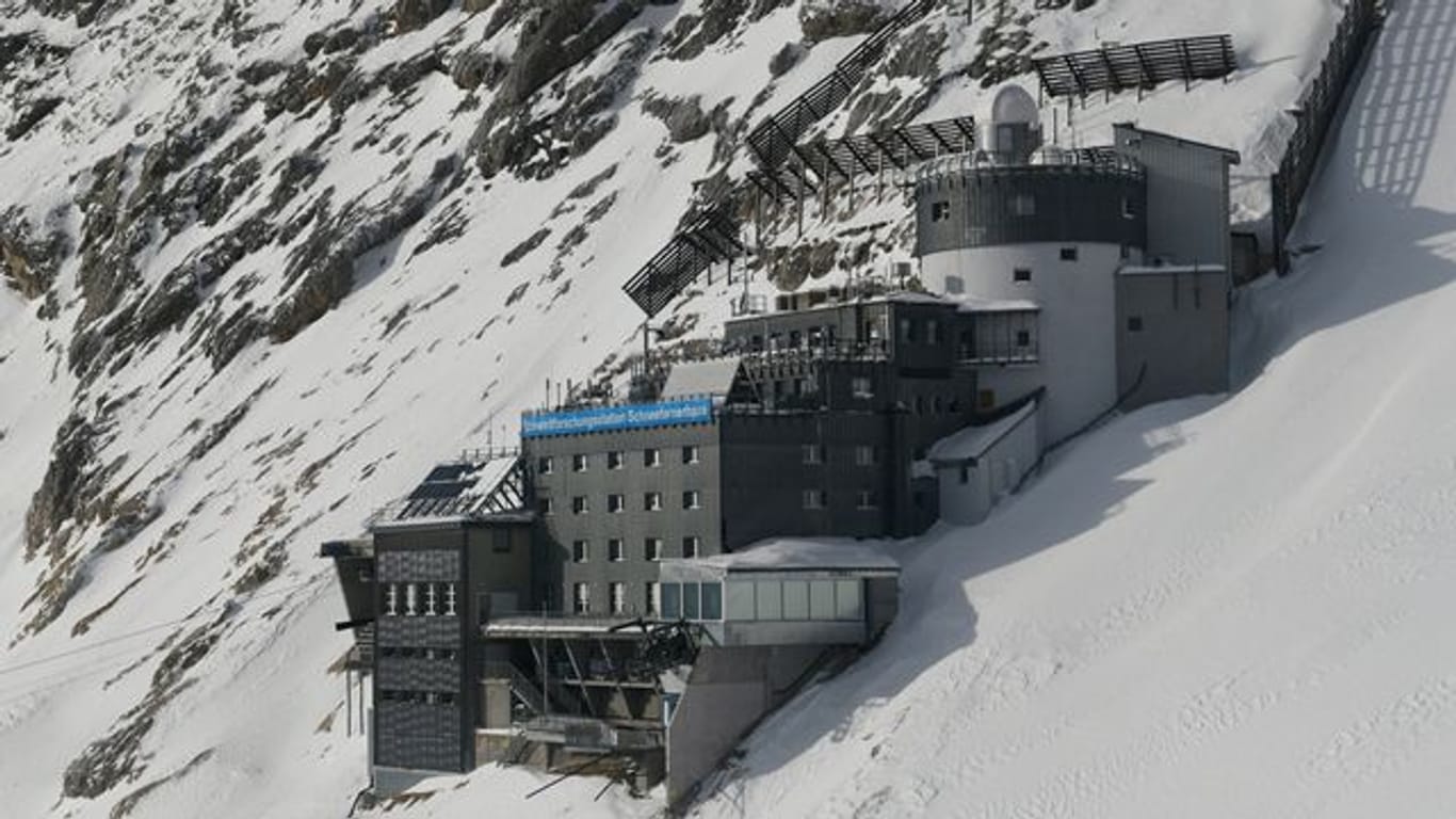 Schnee liegt um Deutschlands höchstgelegenen Umweltforschungsstation Schneefernerhaus (UFS) auf der Zugspitze: Asche aus dem Vulkan Ätna ist weit getrieben worden.