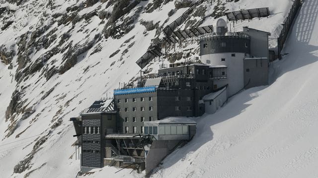 Schnee liegt um Deutschlands höchstgelegenen Umweltforschungsstation Schneefernerhaus (UFS) auf der Zugspitze: Asche aus dem Vulkan Ätna ist weit getrieben worden. Schnee liegt um Deutschlands höchstgelegenen Umweltforschungsstation Schneefernerhaus (UFS) auf der Zugspitze: Asche aus dem Vulkan Ätna ist weit getrieben worden.