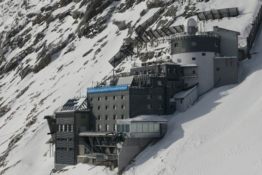 Schnee liegt um Deutschlands höchstgelegenen Umweltforschungsstation Schneefernerhaus (UFS) auf der Zugspitze: Asche aus dem Vulkan Ätna ist weit getrieben worden.