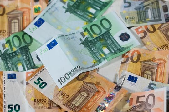 Der Fiskus nimmt für das Steuerjahr 2020 1,6 Milliarden Euro durch das Kurzarbeitergeld ein.