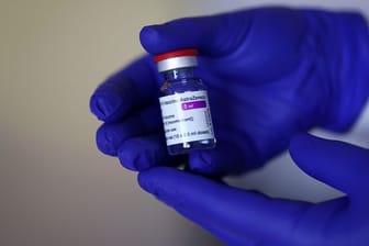 Eine Ärztin zeigt eine Ampulle mit dem Impfstoff AstraZeneca (Symbolbild): In Hamburg waren die Impfstoffreserven fast aufgebraucht.