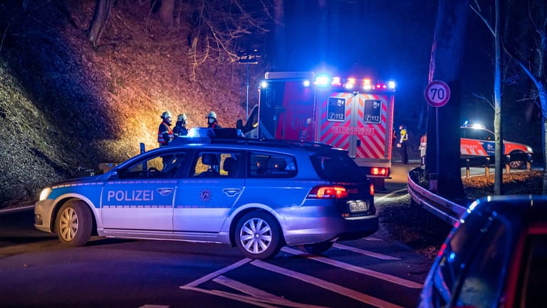 Unfallort in Radevormwald: Ein Krankenwagen, Notarztwagen und Einsatzkräfte der Polizei stehen an einer Unfallstelle auf einer Landstraße bei Radevormwald (Oberbergischer Kreis), wo ein Mann ums Leben gekommen ist.