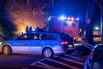 Unfallort in Radevormwald: Ein Krankenwagen, Notarztwagen und Einsatzkräfte der Polizei stehen an einer Unfallstelle auf einer Landstraße bei Radevormwald (Oberbergischer Kreis), wo ein Mann ums Leben gekommen ist.
