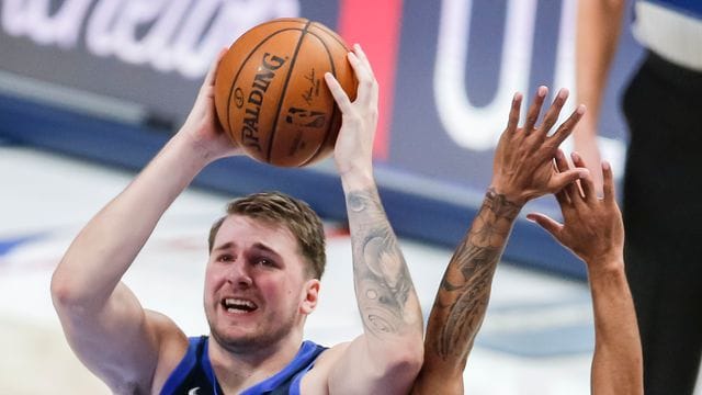 Mavs-Starspieler Luka Doncic (l) kam beim 115:104 zum 33. Mavs-Starspieler Luka Doncic (l) kam beim 115:104 zum 33.
