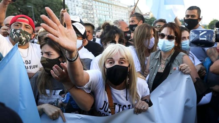 An dem Protest nahmen auch Maradonas ehemalige Frau Claudia Villafañe (M.