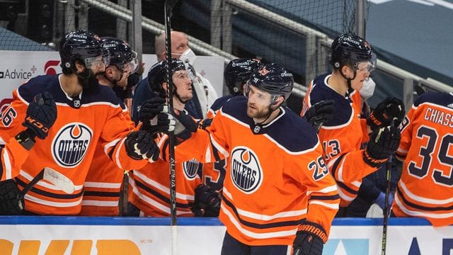 Leon Draisaitl (M) erzielte einen Hattrick für die Oilers.