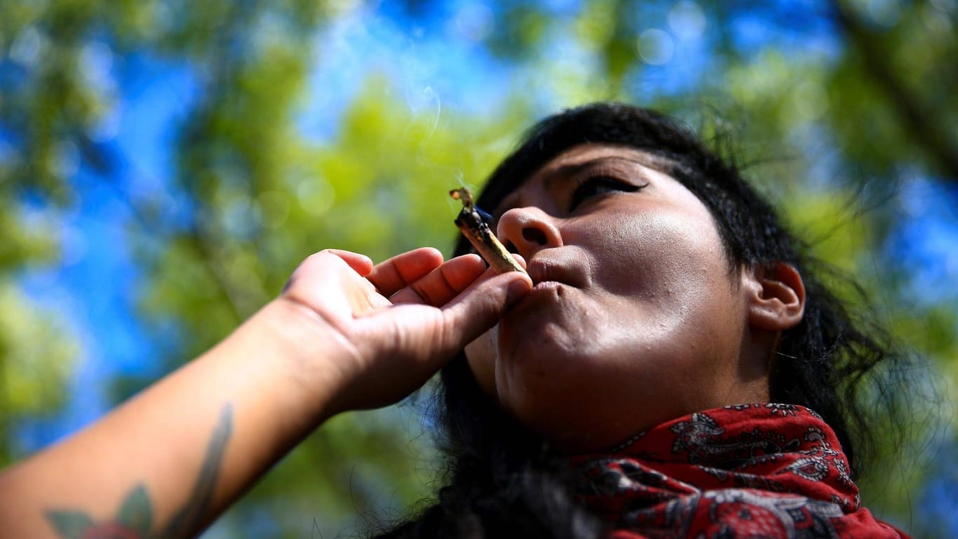Frau raucht einen Joint: In Mexiko City hatten zuletzt viele Menschen für die Legalisierung der Droge demonstriert.