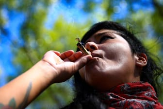Frau raucht einen Joint: In Mexiko City hatten zuletzt viele Menschen für die Legalisierung der Droge demonstriert.