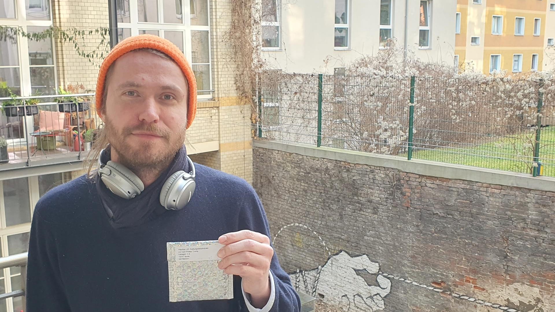 Carl-Philipp Trump mit einer kleinen Tüte des legalen LSD-Ablegers in seiner Hand: Der Berliner Gründer sieht die Droge als "synthetisches Wundermittel", will damit Obdachlose von ihrer Alkoholsucht heilen. Carl-Philipp Trump mit einer kleinen Tüte des legalen LSD-Ablegers in seiner Hand: Der Berliner Gründer sieht die Droge als "synthetisches Wundermittel", will damit Obdachlose von ihrer Alkoholsucht heilen.