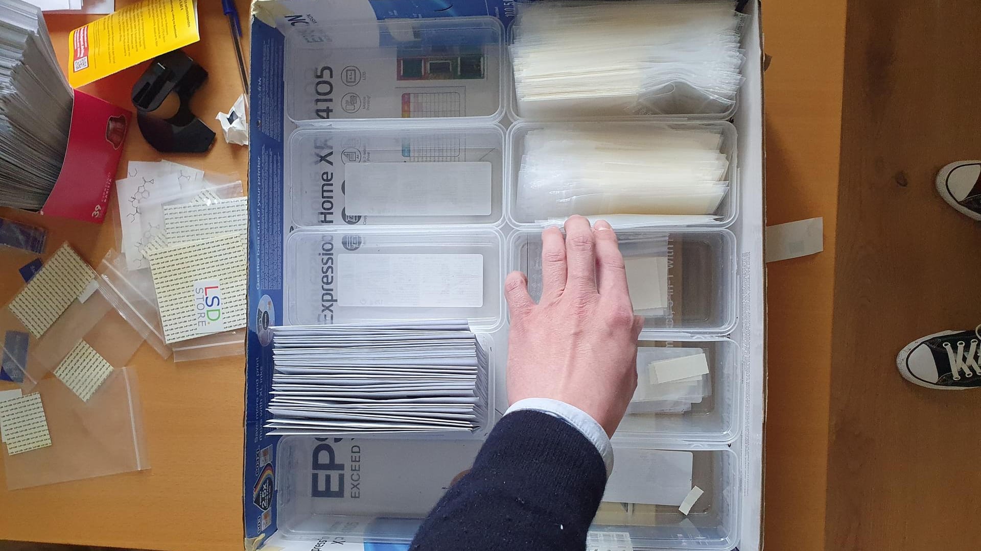Drogentütchen ordentlich sortiert in einer Box: Trump zeigt sich stolz auf seinen gut organisierten Handel.