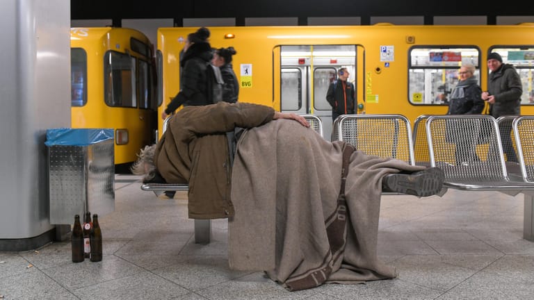 Ein Obdachloser liegt in einer Berliner U-Bahn-Station auf einer Bank: Viele Menschen, die auf der Straße leben, rutschen in die Alkohol- oder Drogensucht ab.