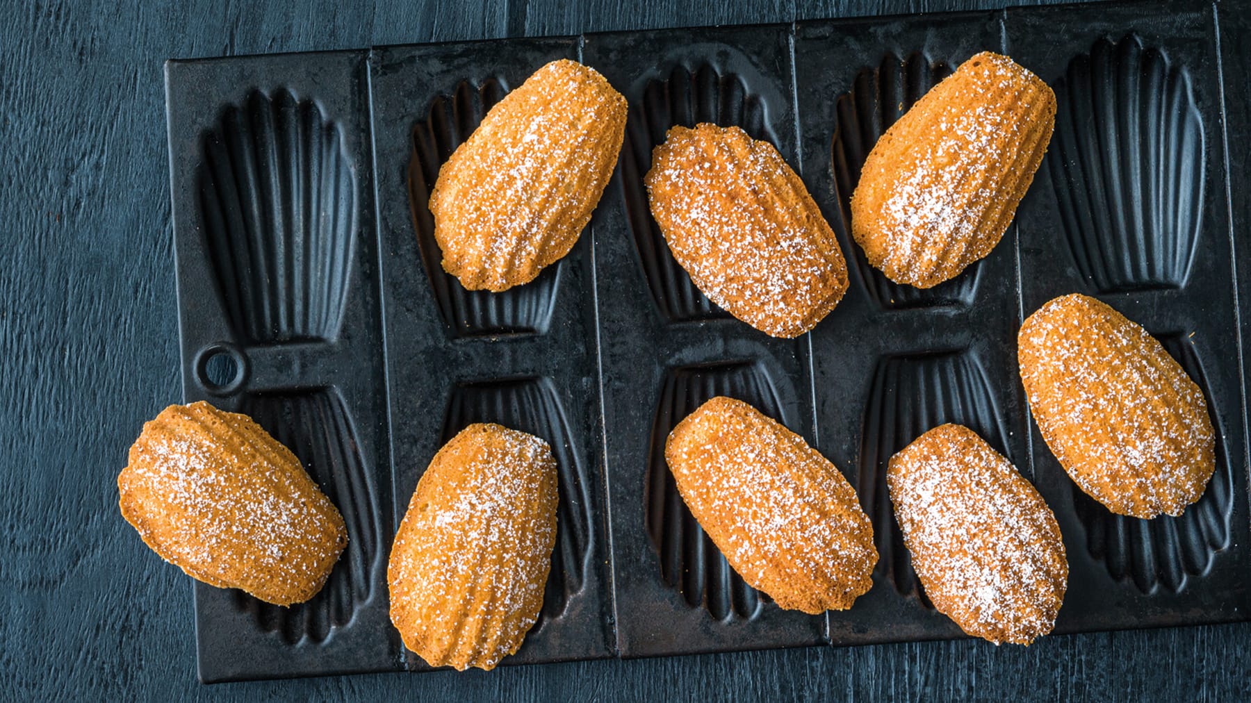 Madeleines: Die Form erhalten die Sandtörtchen in Muschelform durch die Vertiefungen einer entsprechenden Madeleine-Form.