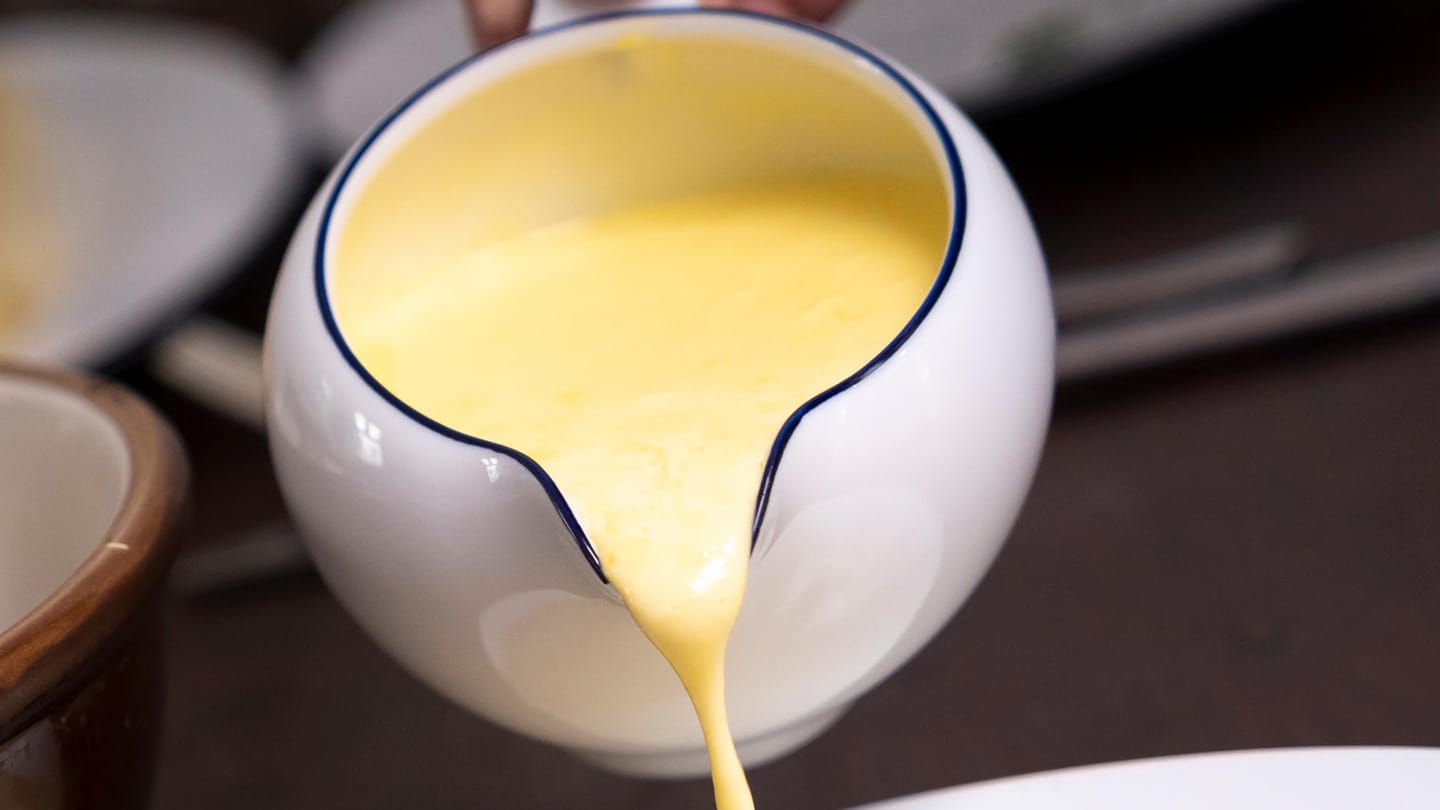 Sauce Hollandaise: Für 1,25 Liter kommen acht Eigelb zum Einsatz.