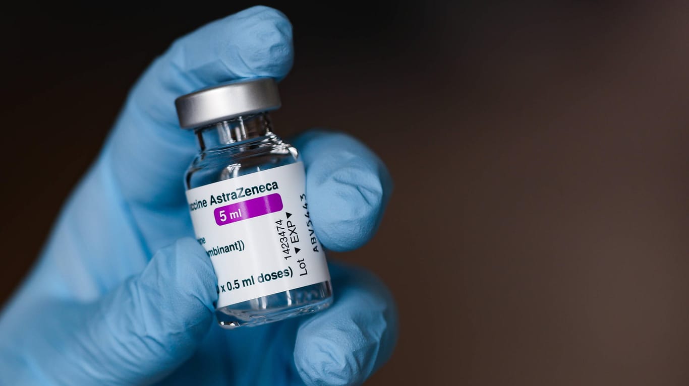 Astrazeneca-Impfstoff-Gefäß: In Deutschland wird das Mittel immer noch nicht so gut angenommen.