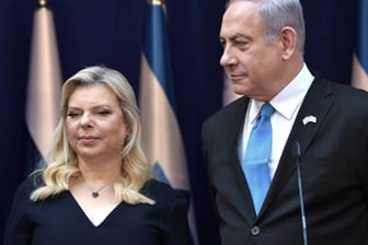 Benjamin Netanjahu und seine Frau Sara: Sie ist mit einer Blinddarmentzündung ins Krankenhaus gebracht worden.