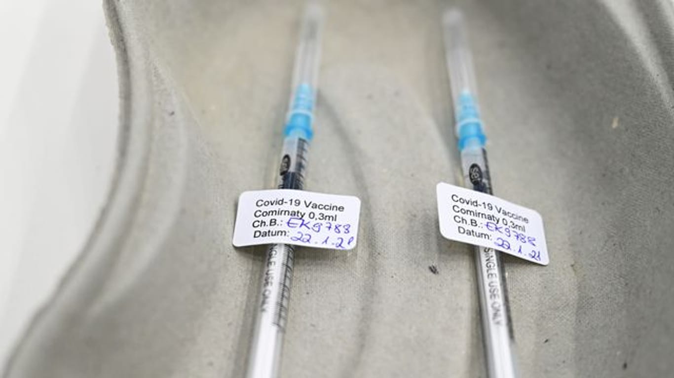 Fünf Millionen Impfungen könnten laut Kassenärzte-Chef Gassen in den Praxen "ohne größere Anstrengungen" pro Woche geleistet werden.