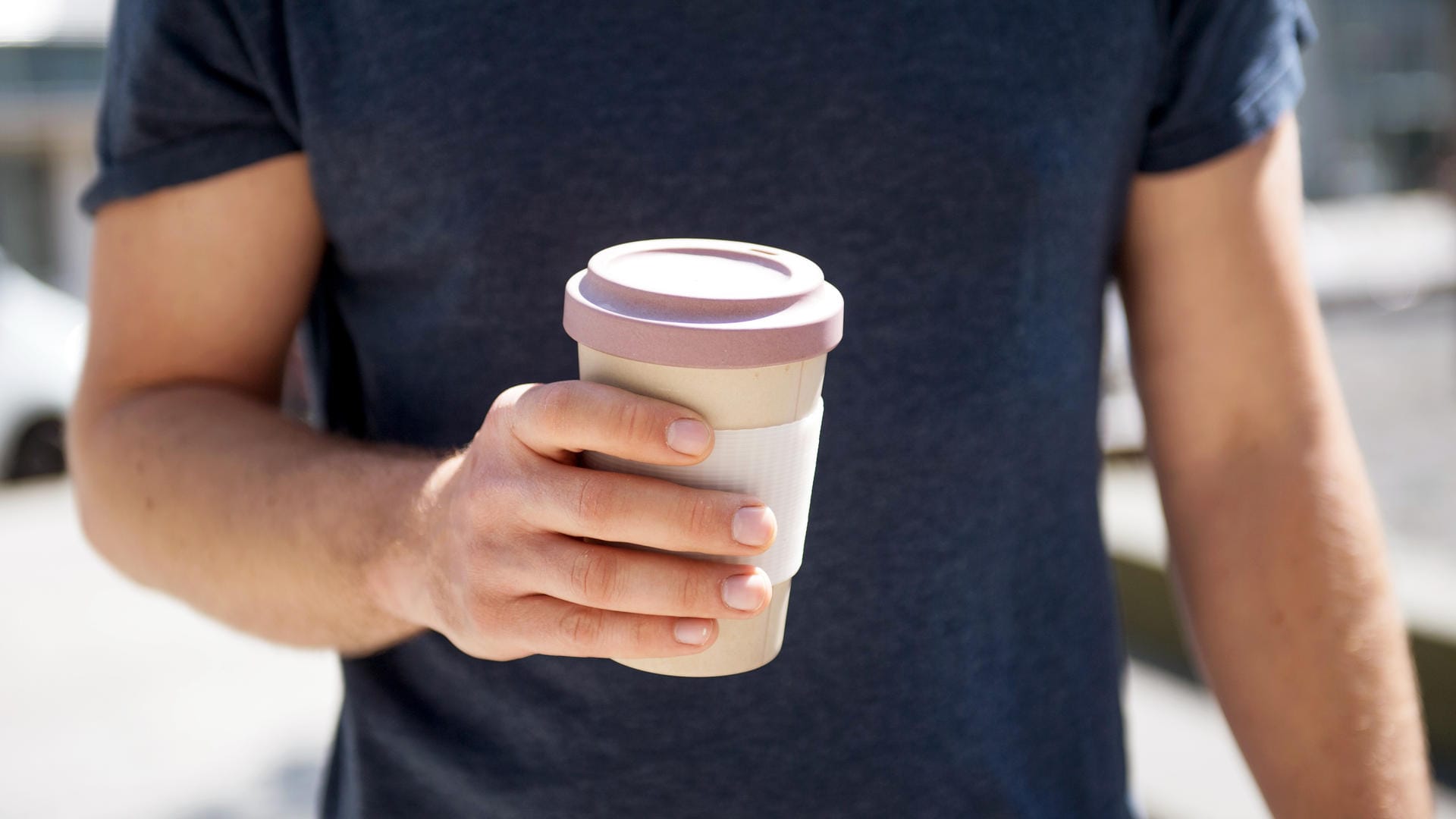 Coffee to go: Wer Müll vermeiden will, kann einen eigenen Becher für den Tee unterwegs oder den Coffee to go nutzen. Coffee to go: Wer Müll vermeiden will, kann einen eigenen Becher für den Tee unterwegs oder den Coffee to go nutzen.