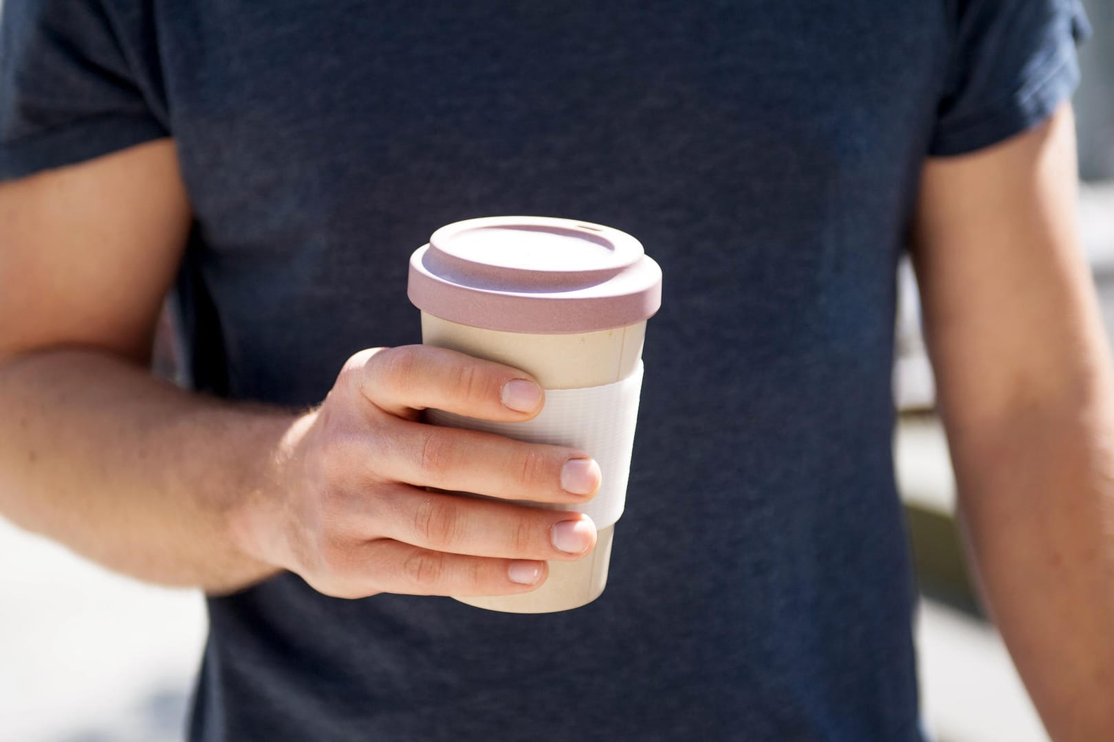 Coffee to go: Wer Müll vermeiden will, kann einen eigenen Becher für den Tee unterwegs oder den Coffee to go nutzen.