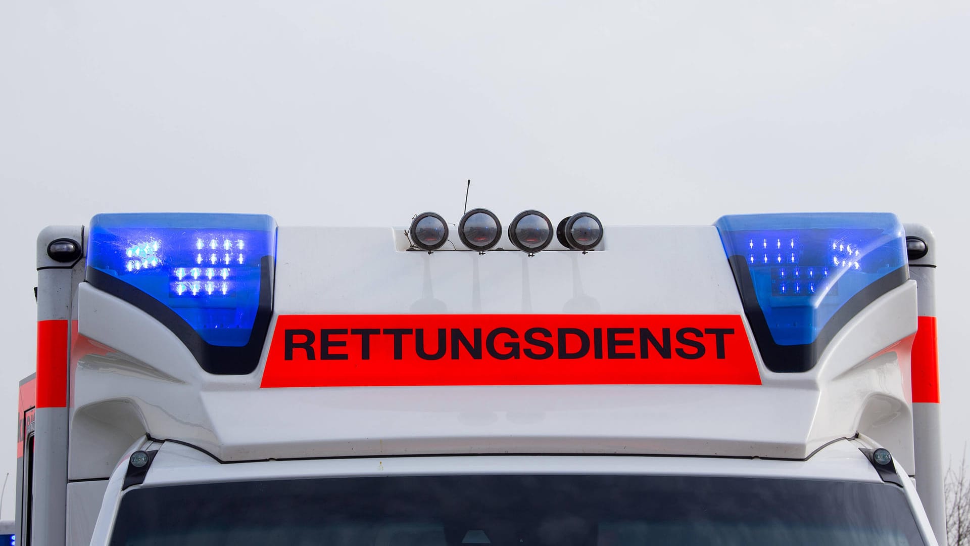 Baulicht auf einem Rettungswagen (Symbolbild): Nach einer Attacke mit Stöcken musste ein Mann mit schweren Verletzungen in ein Krankenhaus eingeliefert werden. Baulicht auf einem Rettungswagen (Symbolbild): Nach einer Attacke mit Stöcken musste ein Mann mit schweren Verletzungen in ein Krankenhaus eingeliefert werden.