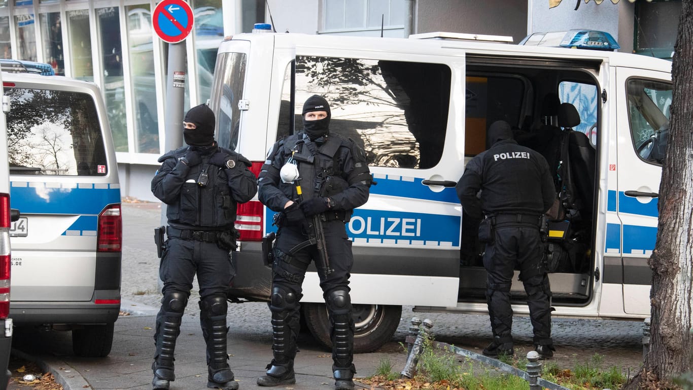 Polizeibeamte im Einsatz (Symbolbild): In Wetzlar hat die Polizei ein illegales Waffenlager entdeckt.