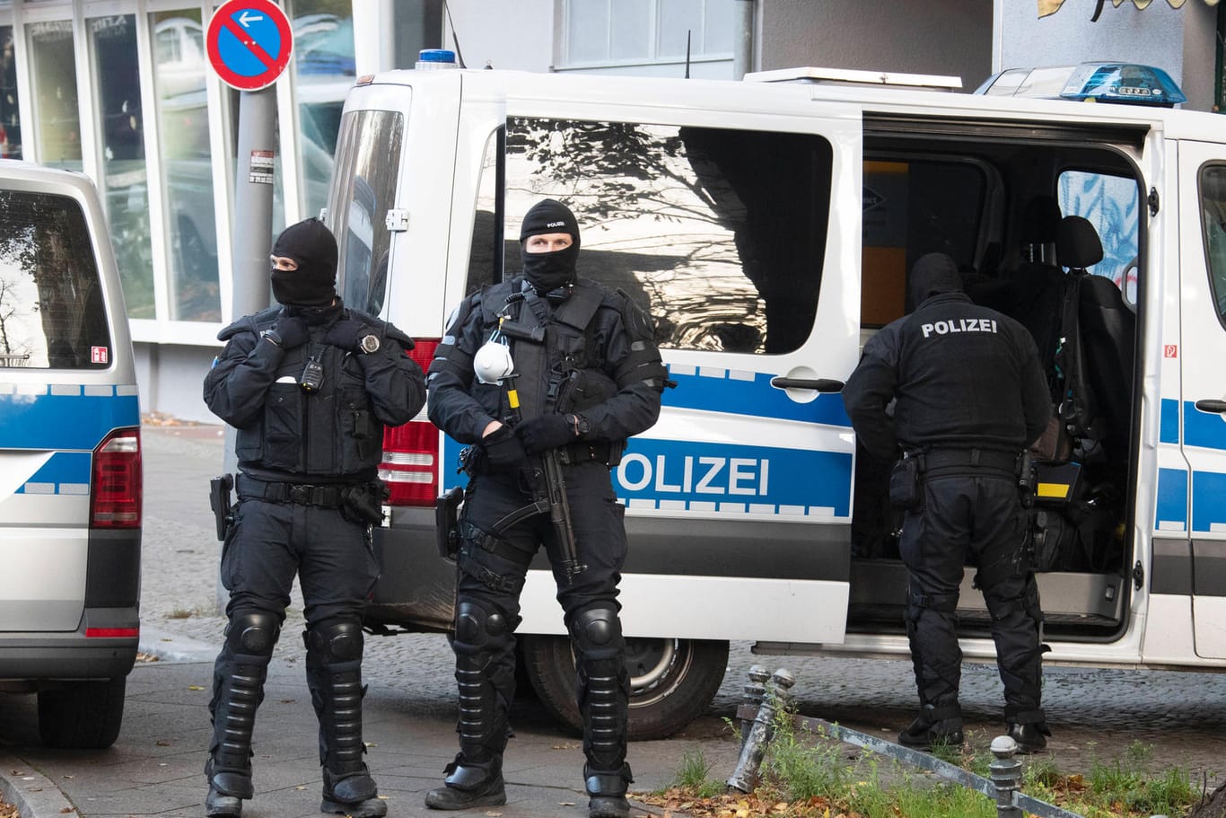 Polizeibeamte im Einsatz (Symbolbild): In Wetzlar hat die Polizei ein illegales Waffenlager entdeckt.