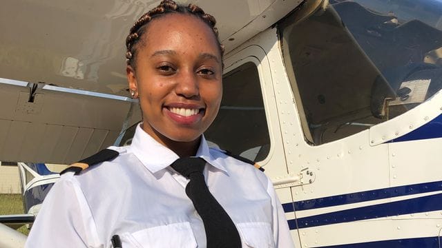 Tshepang Ralehoko steht mit einer Dose mit Keksen vor einer Cessna 172 auf dem Flugplatz Wonderboom. Tshepang Ralehoko steht mit einer Dose mit Keksen vor einer Cessna 172 auf dem Flugplatz Wonderboom.