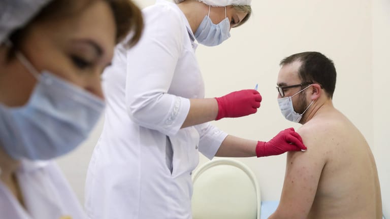Moskau: Ein Mann wird mit Sputnik V gegen das Coronavirus geimpft.