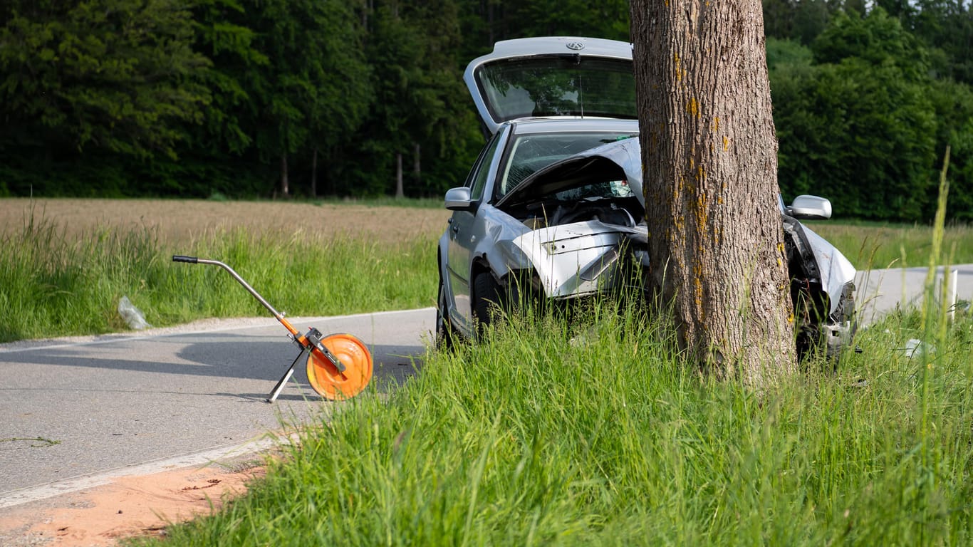 Ein zerstörtes Auto steht an der Unfallstelle (Archivbild): Ein Autofahrer ist in Pöcking bei Starnberg in eine Gruppe von Fußgängern gefahren.