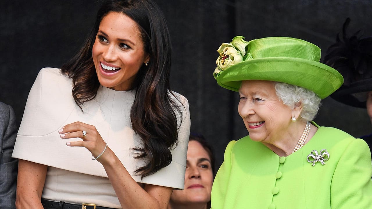 Herzogin Meghan und Queen Elizabeth II.: Dieses Foto wurde bei ihrem gemeinsamen Termin im Juni 2018 aufgenommen. Herzogin Meghan und Queen Elizabeth II.: Dieses Foto wurde bei ihrem gemeinsamen Termin im Juni 2018 aufgenommen.