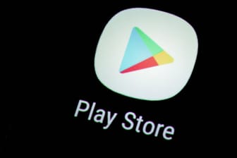 Logo von Google Play Store wird auf Handy angezeigt.