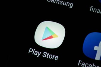 Logo von Google Play Store wird auf Handy angezeigt.