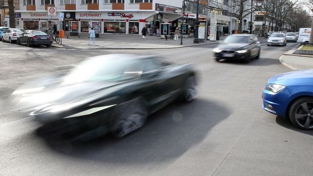 Nach einem schweren Raserunfall auf der Straße vor rund einem halben Jahr muss sich nun ein 29-Jähriger vor Gericht verantworten. Nach einem schweren Raserunfall auf der Straße vor rund einem halben Jahr muss sich nun ein 29-Jähriger vor Gericht verantworten.