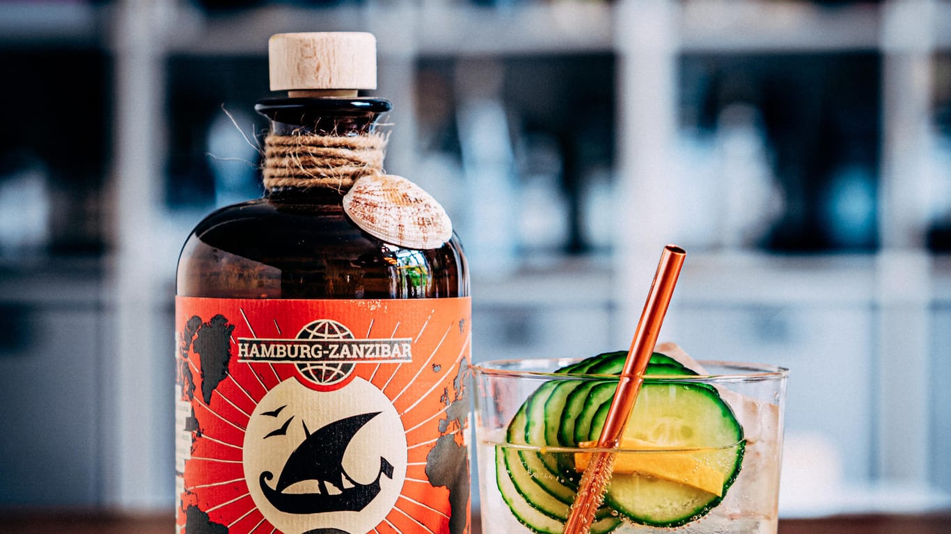 Der beste Flavoured Gin der Welt kommt aus Hamburg. Kreiert in der kleinsten Destille der Hansestadt, wurde der Hamburg-Zanzibar Tumeric No. 1 beim "World Gin Award 2021" zum "World's Best Flavoured" gewählt.