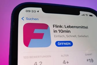 Die App des mobilen Supermarktes Flink ist im Apple App Store auf einem iPhone zu sehen. Über eine schlecht gesicherte Programmschnittstelle konnten Kundendaten unbefugt abgerufen werden.