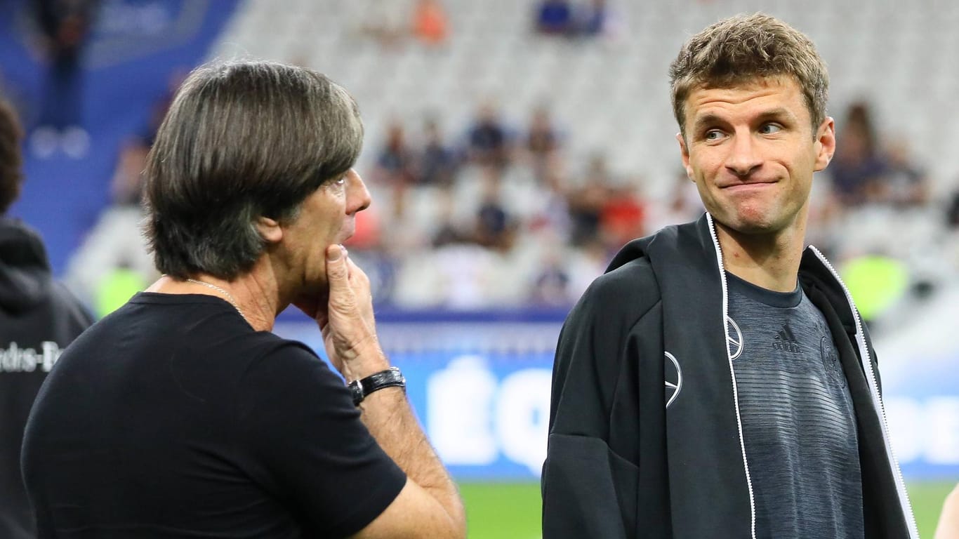 Joachim Löw (l.) bei einem Länderspiel 2018 mit Thomas Müller: Schon bald könnten die beiden wieder zusammenarbeiten.