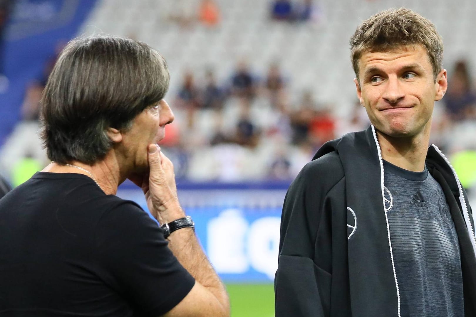 Joachim Löw (l.) bei einem Länderspiel 2018 mit Thomas Müller: Schon bald könnten die beiden wieder zusammenarbeiten.