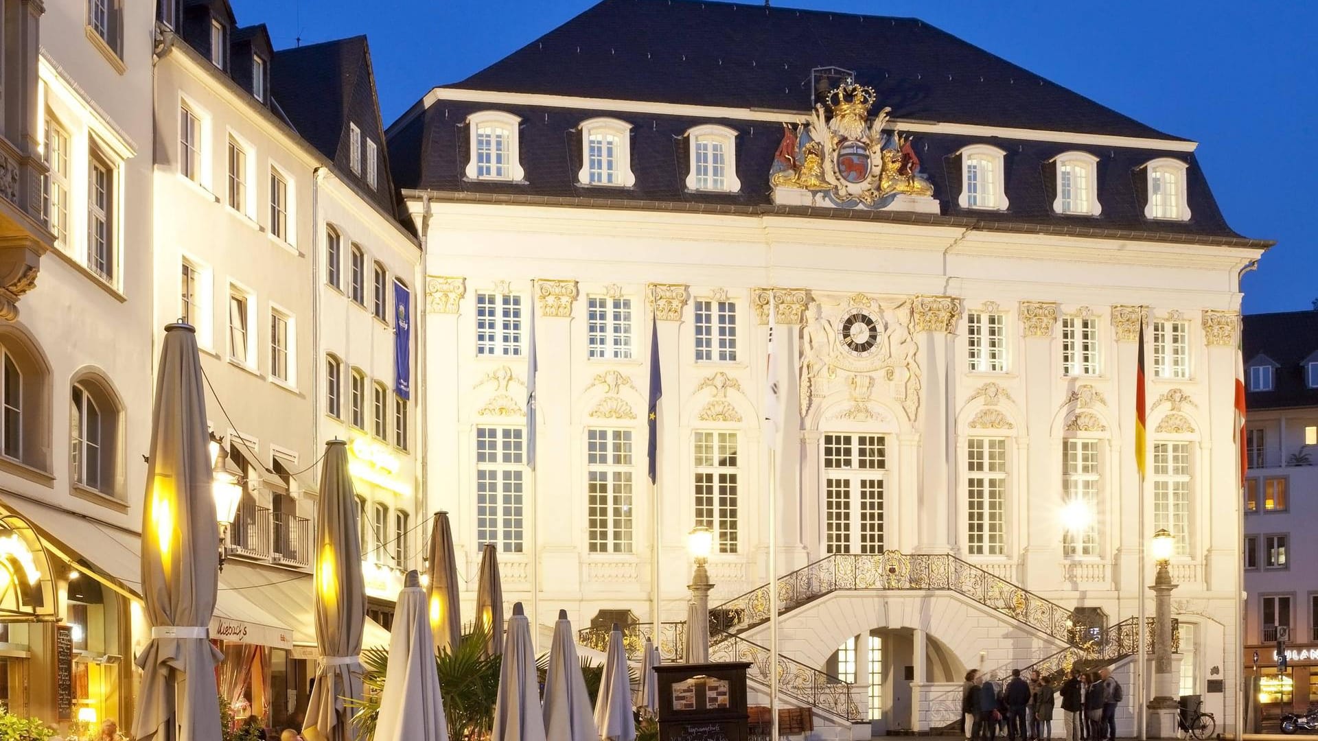 Auf dem Markt vor dem Alten Rathaus stehen Tische von Restaurants (Symbolbild): Die Stadt erhebt wegen Corona weiterhin keine Sondernutzungegebühren für Außenflächen.