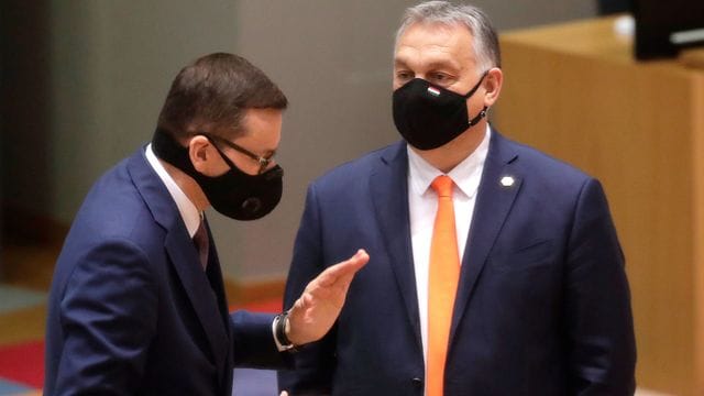 Mateusz Morawiecki (l), Ministerpräsident von Polen, spricht während einer Verhandlungsrunde beim Gipfel der EU-Staats- und Regierungschefs mit Viktor Orban, Premierminister von Ungarn.