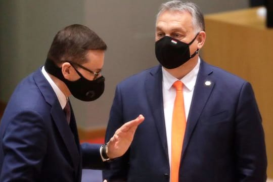 Mateusz Morawiecki (l), Ministerpräsident von Polen, spricht während einer Verhandlungsrunde beim Gipfel der EU-Staats- und Regierungschefs mit Viktor Orban, Premierminister von Ungarn.