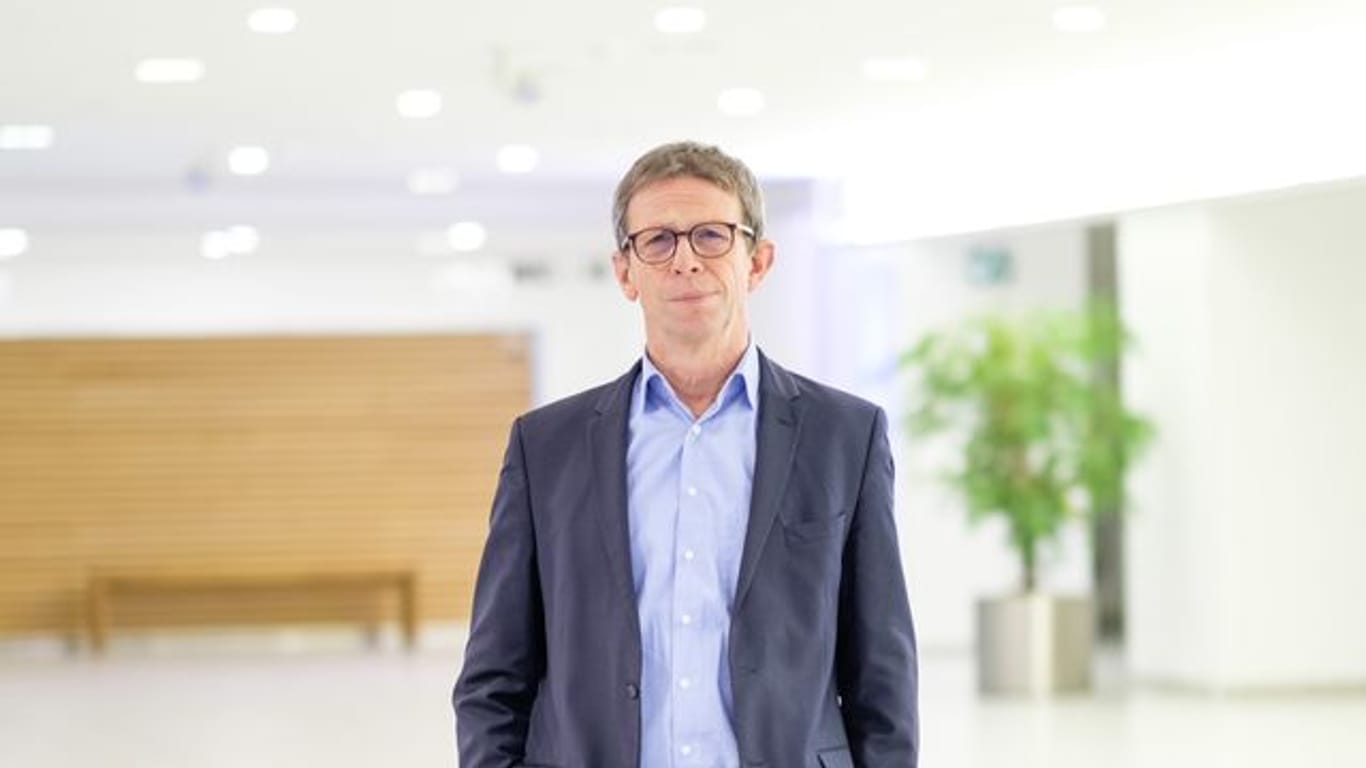 Klaus Mohrs (SPD), Oberbürgermeister der Stadt Wolfsburg, steht in einem Impfzentrum (Archivbild): Zusammen mit anderen Bürgermeistern aus der Region soll ein Krisengipfel abgehalten werden.
