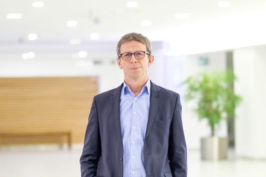 Klaus Mohrs (SPD), Oberbürgermeister der Stadt Wolfsburg, steht in einem Impfzentrum (Archivbild): Zusammen mit anderen Bürgermeistern aus der Region soll ein Krisengipfel abgehalten werden.