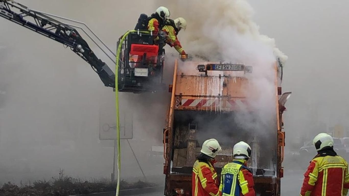 Die Feuerwehr löscht einen Brand eines Müllautos am Gothaer Platz in Erfurt: Es entstand ein Schaden von rund 200.000 Euro.