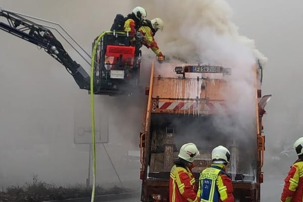 Die Feuerwehr löscht einen Brand eines Müllautos am Gothaer Platz in Erfurt: Es entstand ein Schaden von rund 200.000 Euro.