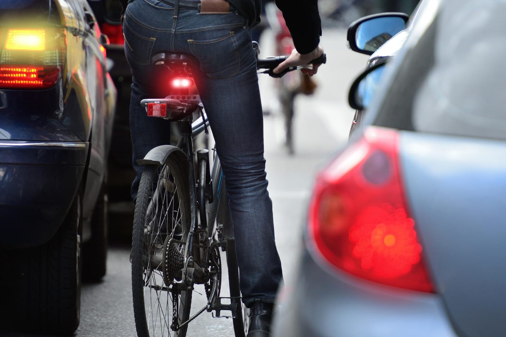 Seitenabstand: Für Fahrräder gilt innerhalb von Ortschaften ein seitlicher Mindestabstand von anderthalb Metern.