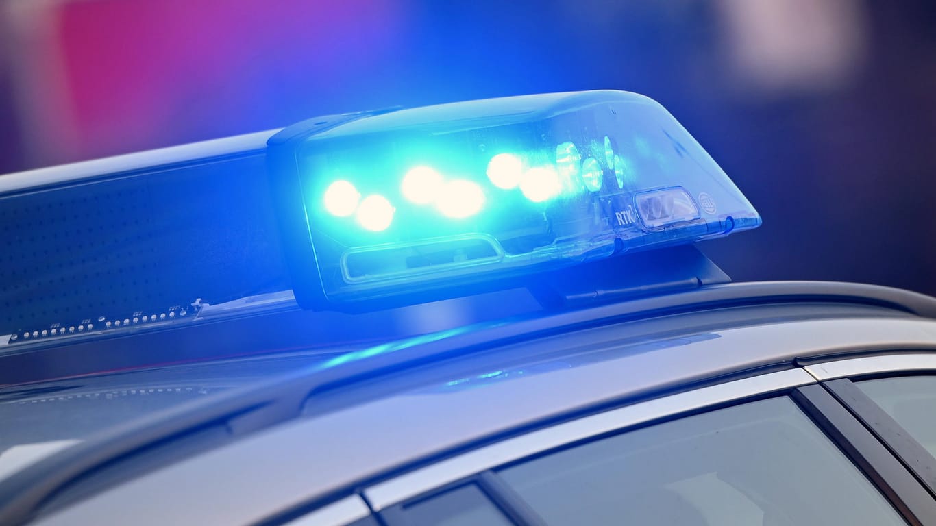 Blaulicht an einem Polizeiwagen (Symbolbild): Die Kölner Polizei ermittelt gegen eine Autofahrerin, die gegen ein Gebäude fuhr.