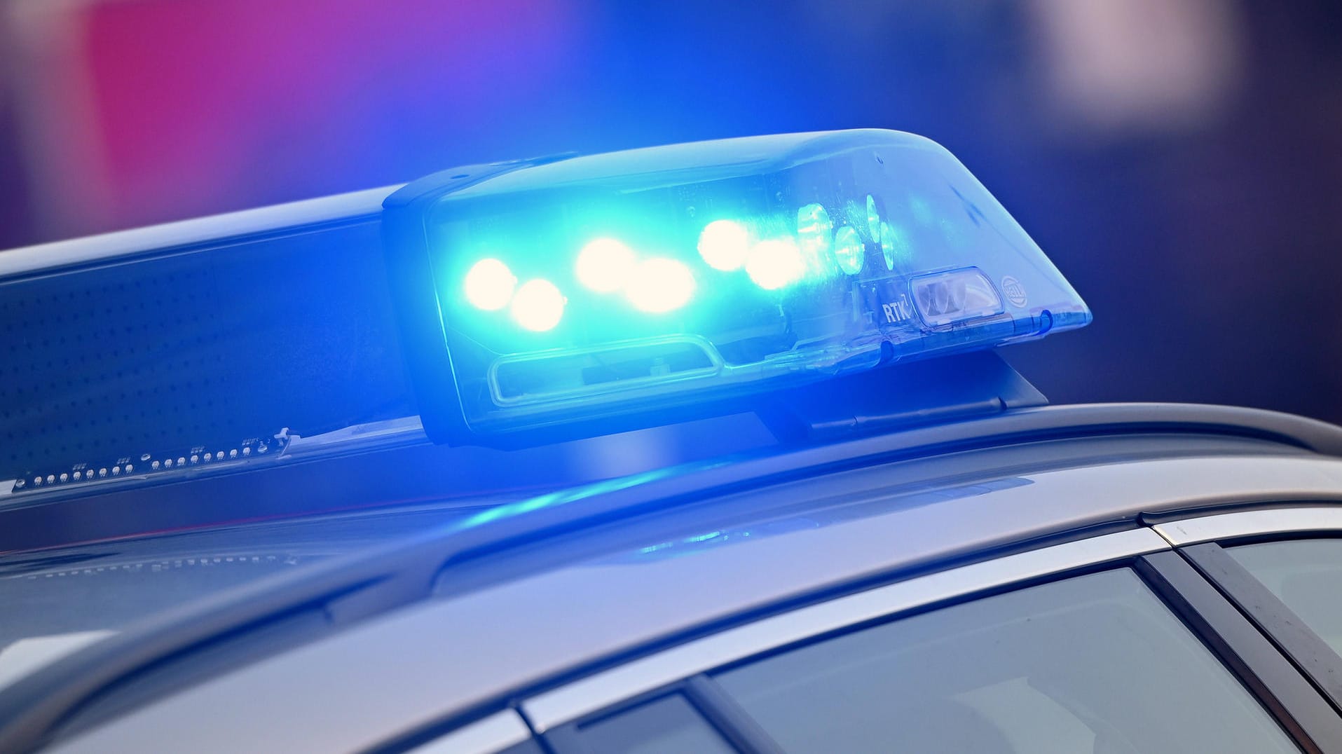 Blaulicht an einem Polizeiwagen (Symbolbild): Die Kölner Polizei ermittelt gegen eine Autofahrerin, die gegen ein Gebäude fuhr. Blaulicht an einem Polizeiwagen (Symbolbild): Die Kölner Polizei ermittelt gegen eine Autofahrerin, die gegen ein Gebäude fuhr.