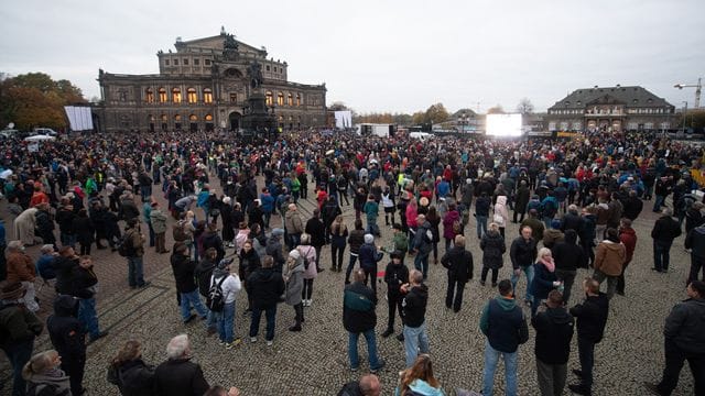 Eine Demonstration der Initiative "Querdenken 351" im Oktober 2020 in Dresden. Eine Demonstration der Initiative "Querdenken 351" im Oktober 2020 in Dresden.