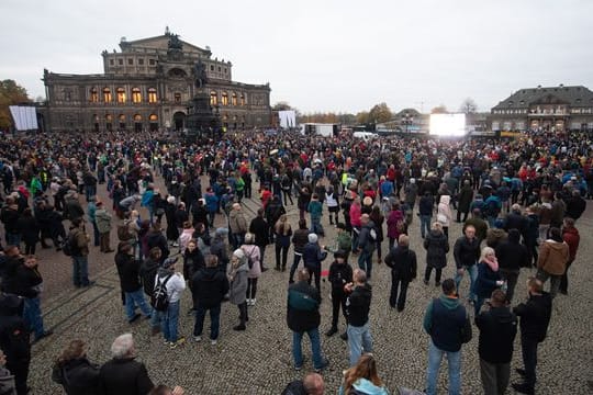 Eine Demonstration der Initiative "Querdenken 351" im Oktober 2020 in Dresden.