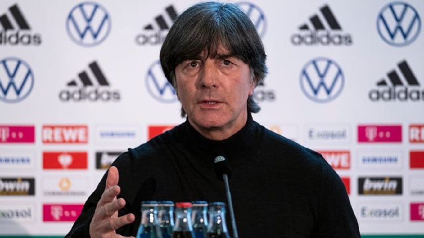 Stand in Frankfurt Rede und Antwort: (Noch)-Bundestrainer Joachim Löw.
